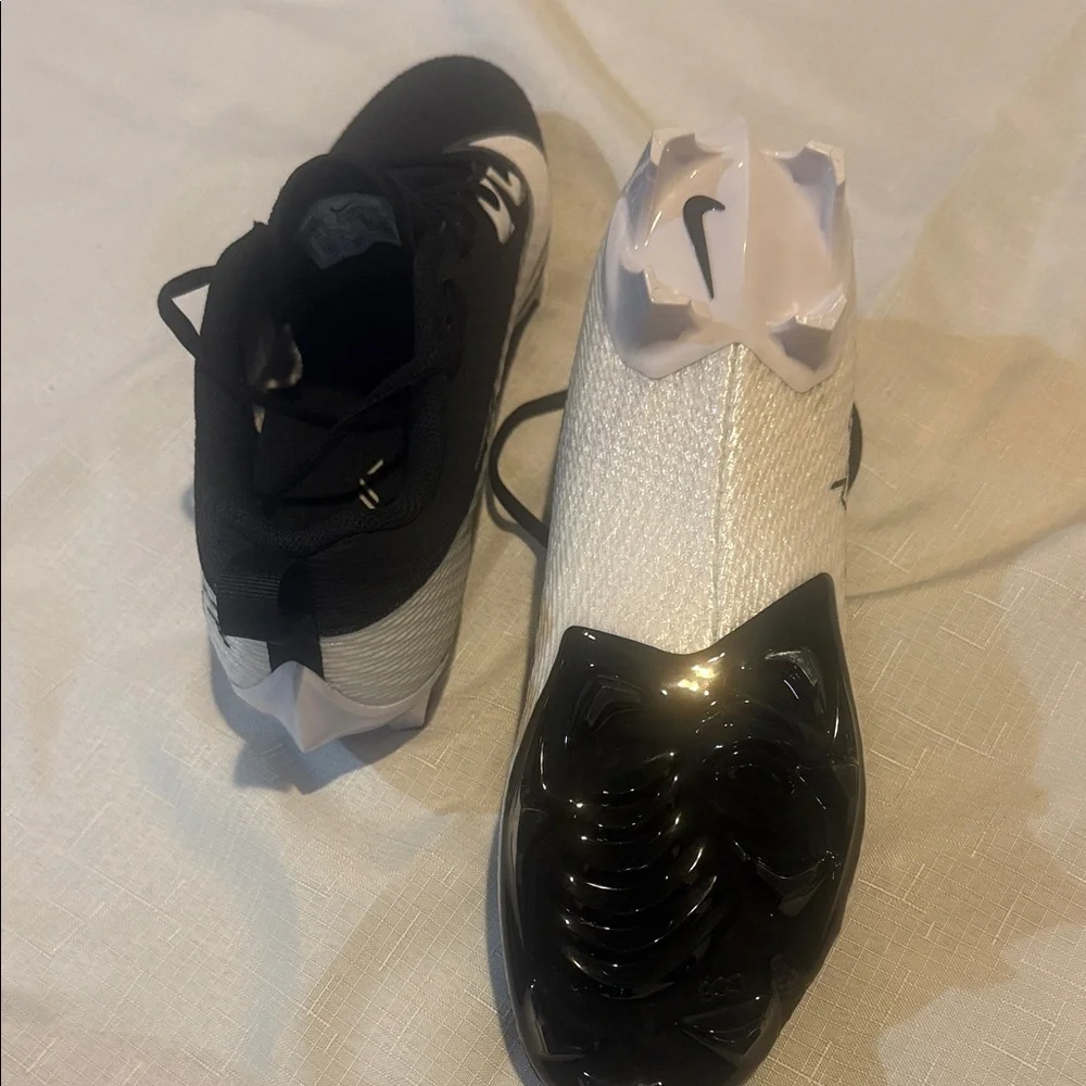 Nike Black and White Athletic Shoes - Picture 8 of 10
